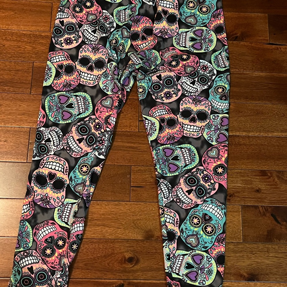 No Boundaries Colorful Skull Pattern capri